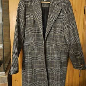 Beautiful Women's Black and White Hounds Tooth Plaid Wool Coat